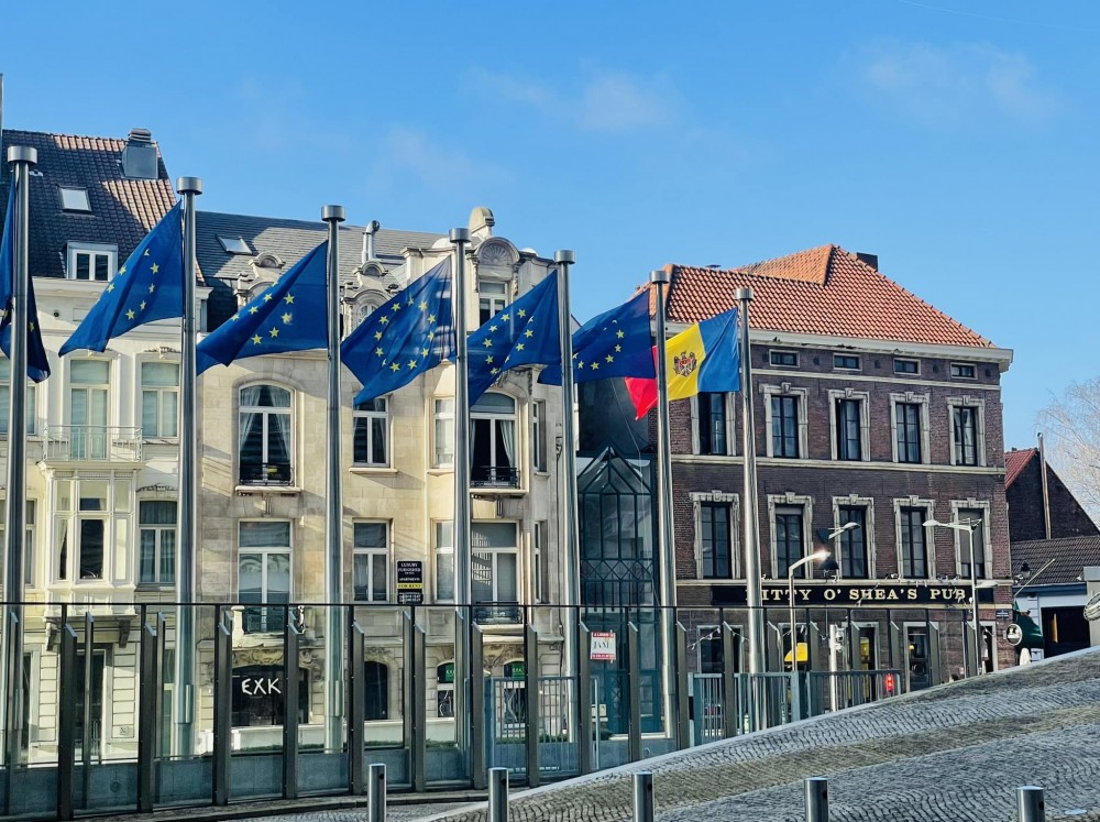 Drapelul R. M. la loc de cinste la Bruxelles: Motivul pentru care tricolorul a fost arborat lângă drapelul UE
